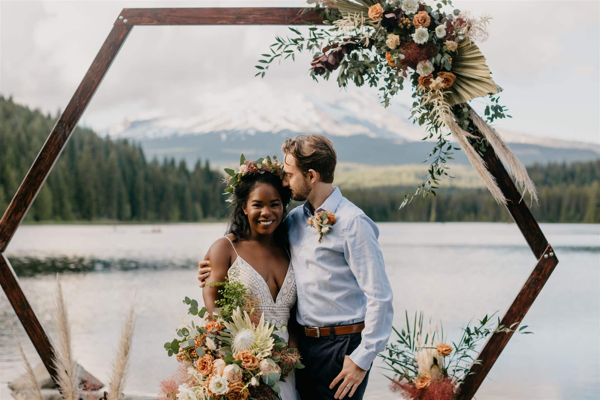 boho styled shoot, boho styled wedding, beige flowers, mauve flowers, champage flowers, pampas grass, palm fans, hexagon arbor,