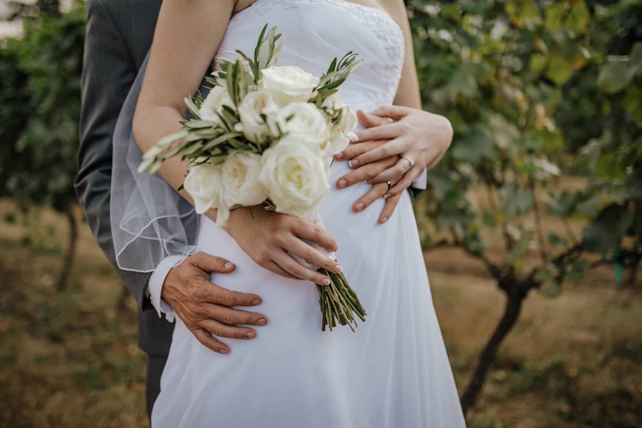 Read more about the article Vineyard Chic Wedding in Classic White and Olive Green at Heisen House near Portland, Oregon