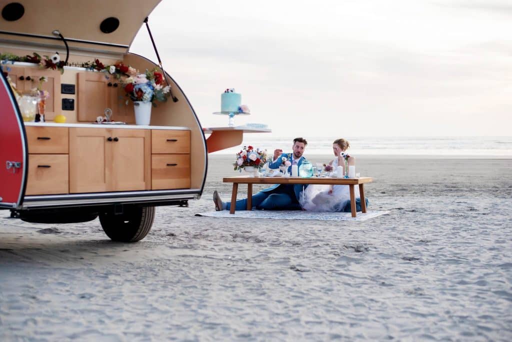 bride and groom, sweetheart table, beach wedding, beach elopement, oregon beach wedding, oregon beach elopement, oregon coast wedding, wedding flowers, wedding cake, oregon wedding flowers, oregon wedding florist, portland wedding flowers, portland wedding florist