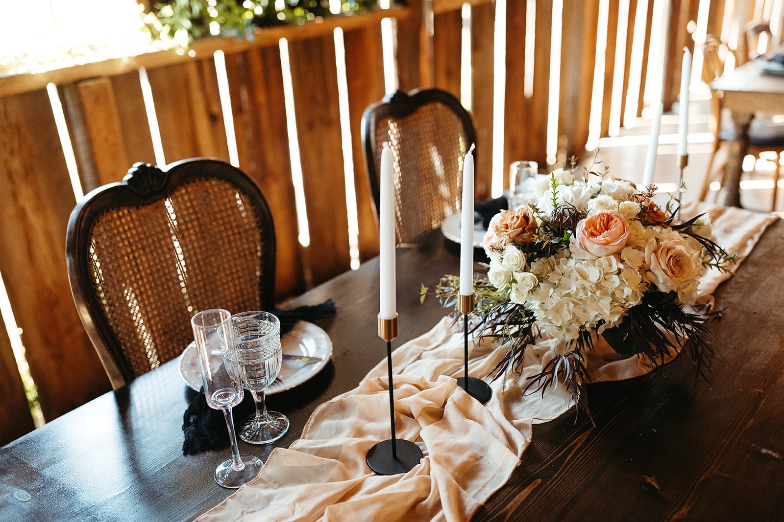 Read more about the article Timeless Modern Wedding in a Romantic Neutral Palette